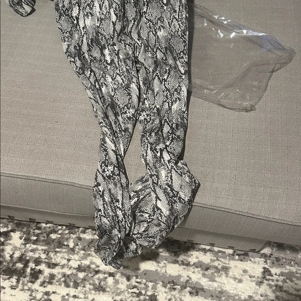 Fashion Nova Stylish Gray Patterned Jumpsuit XL - Picture 6 of 7